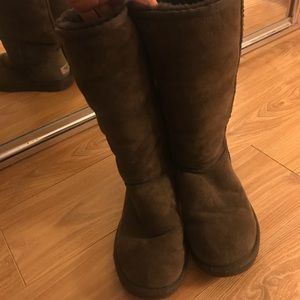 Size 8 chocolate uggs - good condition